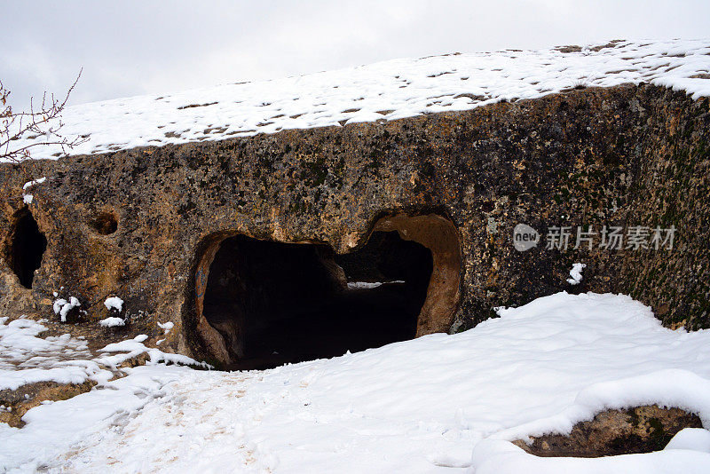 takhti Rustam塔入口隧道-冬季场景，Haibak, Samangan省，阿富汗
